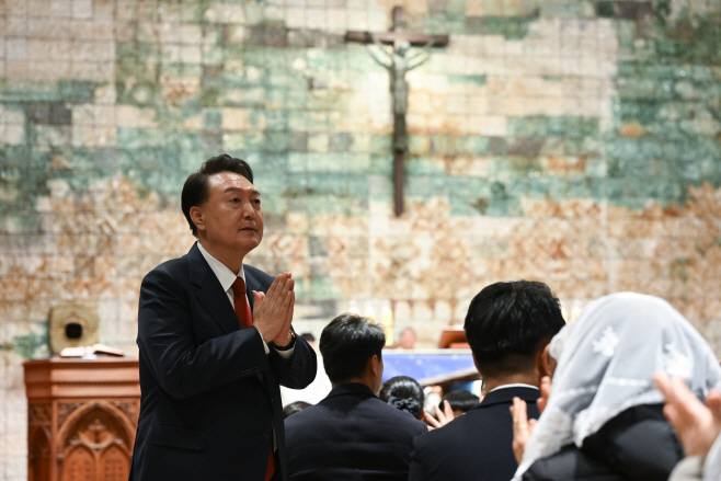 성탄 미사 참석 신도들에게 인사하는 윤석열 대통령
