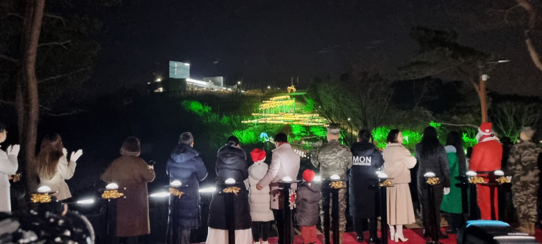 1. 애기봉 성탄트리 점등을 지켜보는 김포시 홍보대사들