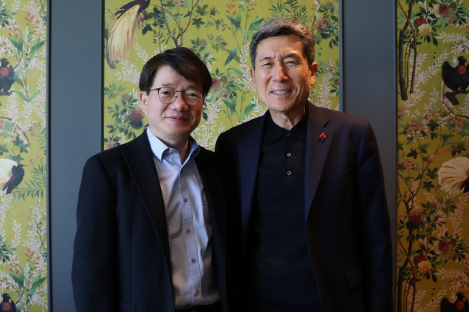 이강덕 포항시장(우측)이 지난 22일 서울 여의도에서 김동일 기