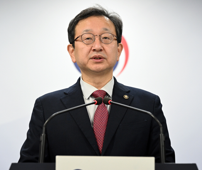 [포토] 브리핑하는 정승윤 부위원장