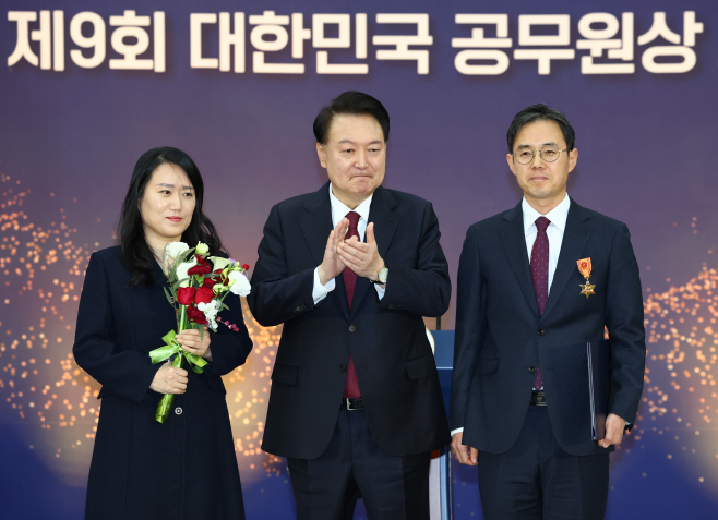 윤석열 대통령, 홍석구 농식품부 사무관에게 녹조근정훈장 친수