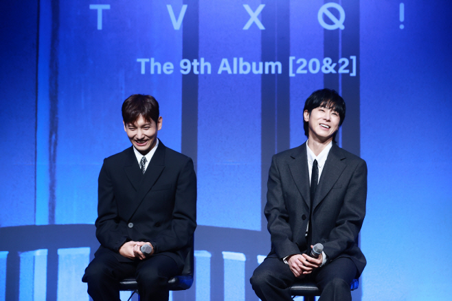 환하게 웃는 동방신기