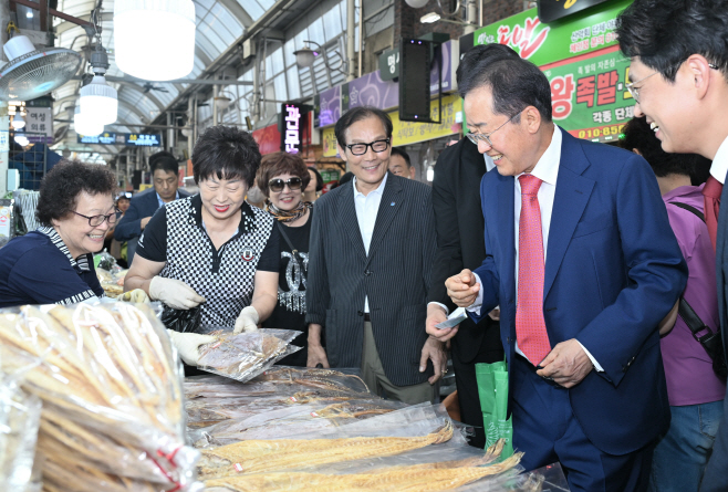 [붙임]홍준표_대구광역시장__추석맞이_장보기_행사(9.25__관문