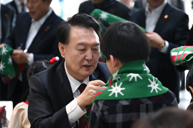 어린이에게 목도리 둘러주는 윤석열 대통령