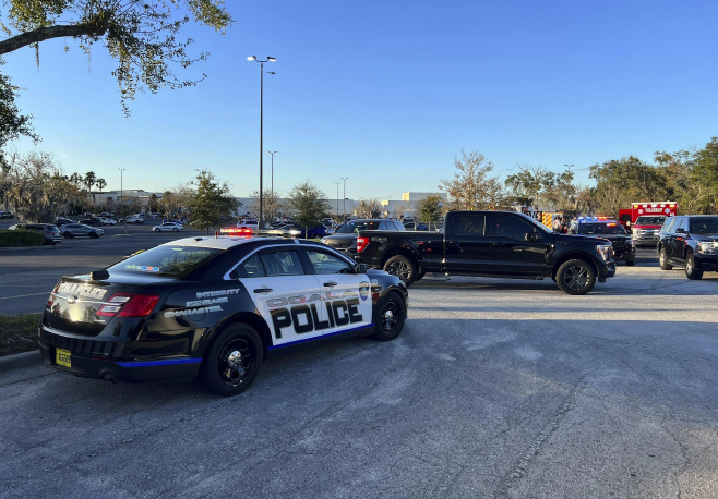 Mall Shooting Florida <YONHAP NO-1328> (AP)