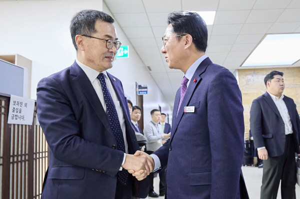 박경귀 아산시장, 법사위 전체회의장 찾아 '경찰복지법' 통과 호소