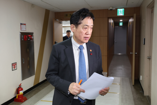 태영건설 워크아웃 신청 대응 회의 향하는 김주현 금융위원장