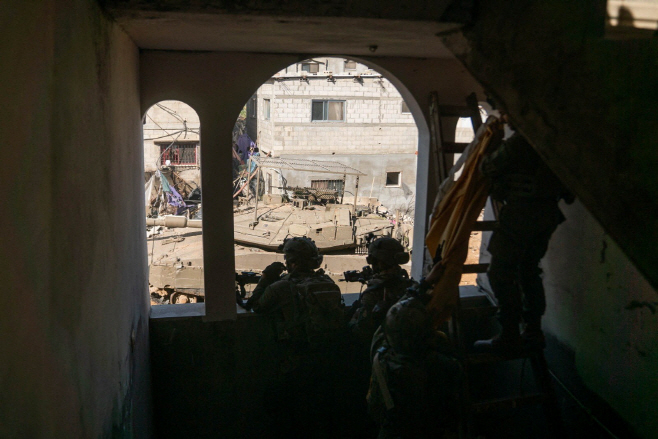 가자지구 건물에서 작전 중인 이스라엘 병사들