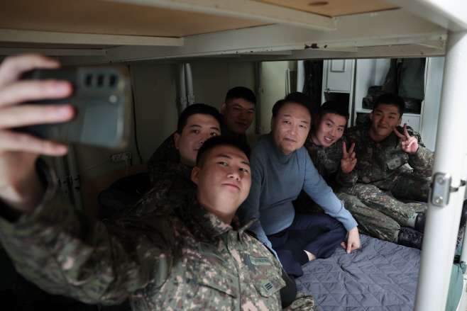 윤석열 대통령, 전방 근무 장병과 기념촬영