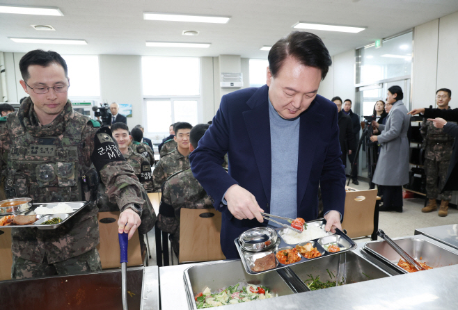 최전방 부대에서 직접 배식받는 윤석열 대통령