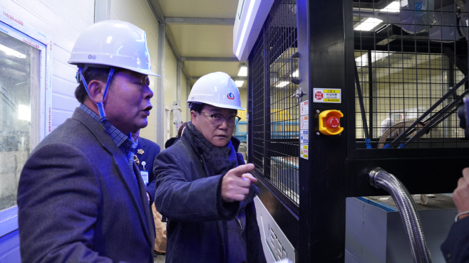 청도군, 전국 최초 자원선별 AI로봇 도입으로 생명을!