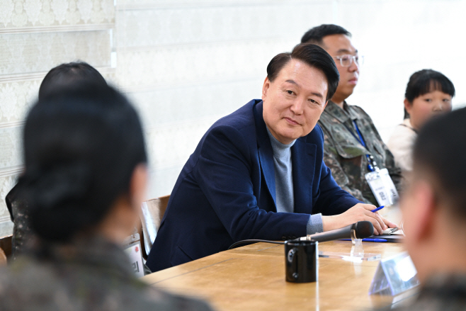 전방 근무 장병 가족 간담회 갖는 윤석열 대통령