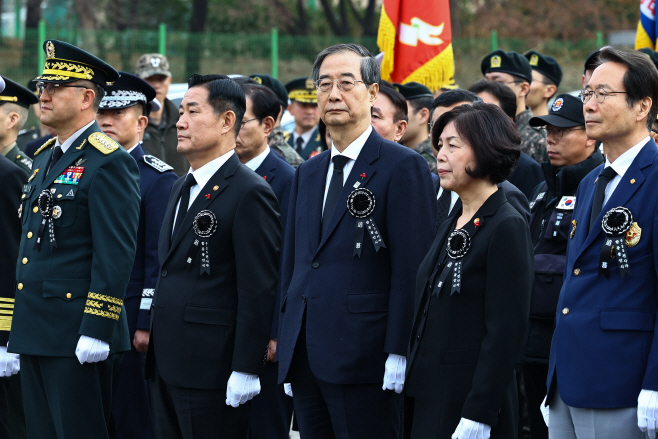 6·25 전사자 발굴 유해 합동 봉안식 참석한 한덕수 총리