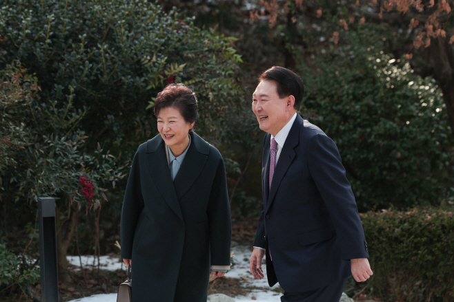 함께 관저 산책하는 윤석열 대통령과 박근혜 전 대통령