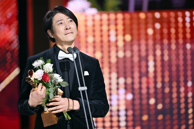 연기대상_2부_대상 최수종_2023-12-31-018