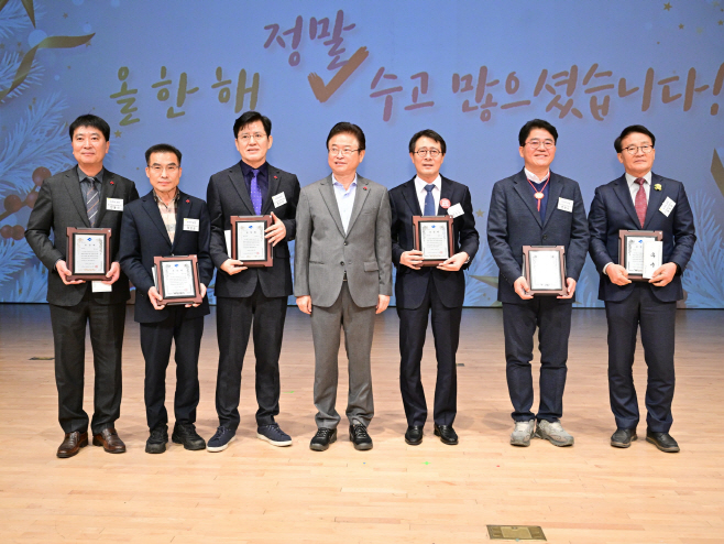 김성학 부시장(우측 세 번째)이 수상자들과 28일 도청에서 열린