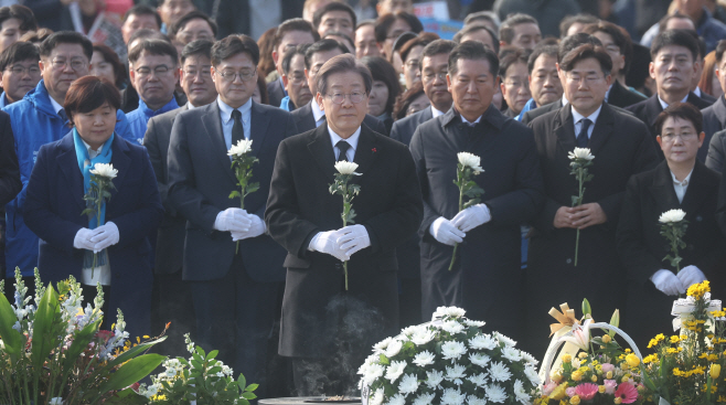 민주당 지도부, 노무현 전 대통령 묘역 참배