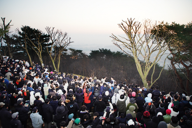 이완섭 서산시장, 1천여명 시민과 부춘산서 해맞이