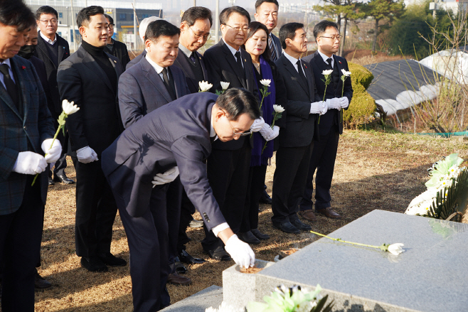 이완섭 서산시장, 신년참배로 갑진년 새해 첫 출발