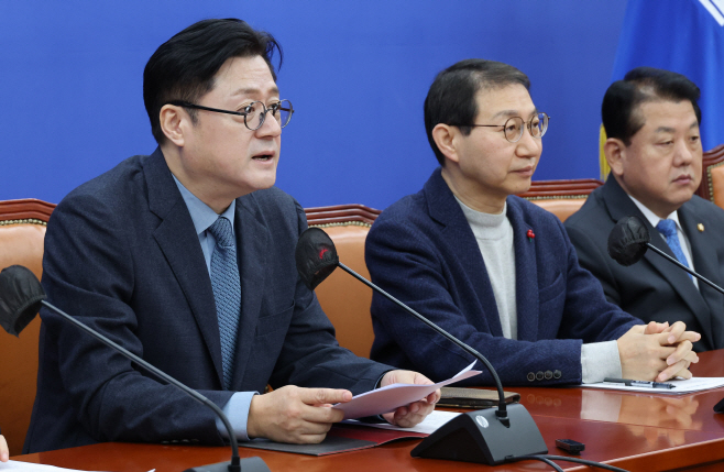 발언하는 홍익표 원내대표