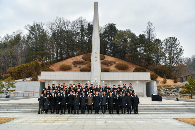 간부공무원 충혼탑 참배 기념사진