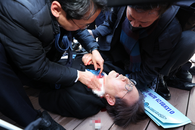 이재명, 가덕도 신공항부지 방문 일정 중 피습