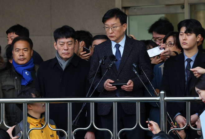 부산대병원서 브리핑하는 권칠승 대변인