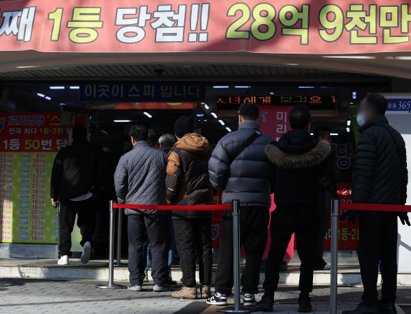 로또 구매 위해 기다리는 시민들<YONHAP NO-2559>