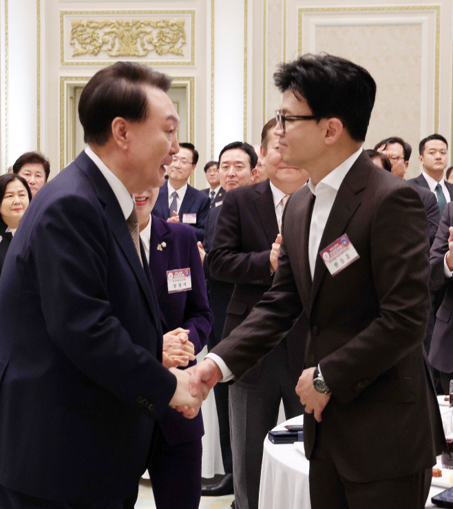 윤석열 대통령, 한동훈 비대위원장과 인사