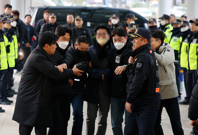 부산경찰청으로 압송되는 이재명 흉기 습격 피의자