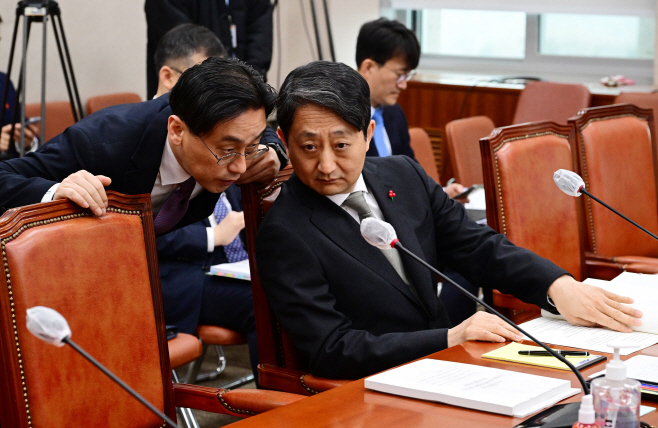 [포토] 관계자와 대화하는 안덕근 산자부 장관 후보자