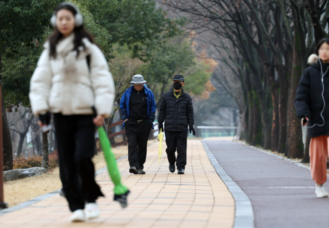 겨울비에 손에 든 우산