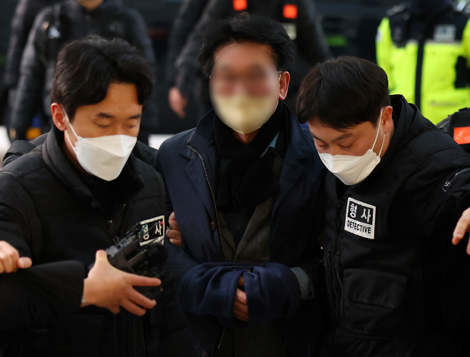 부산경찰청으로 압송되는 이재명 흉기 습격 피의자
