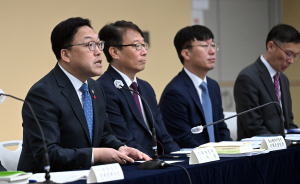 [포토]김병환 차관, 2024년 경제정책방향 설명