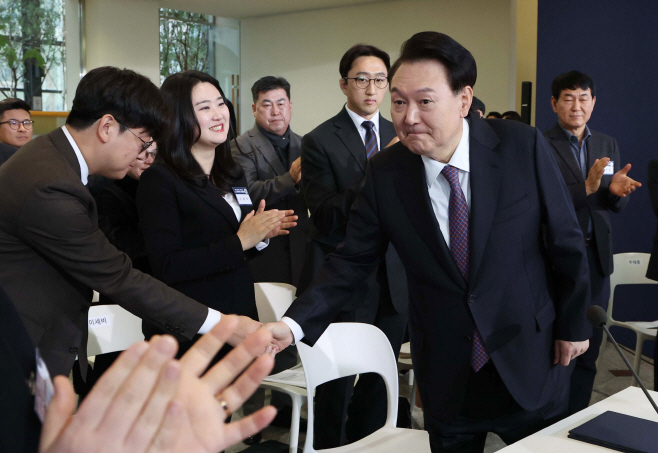 윤석열 대통령, 민생토론회 참석자와 인사