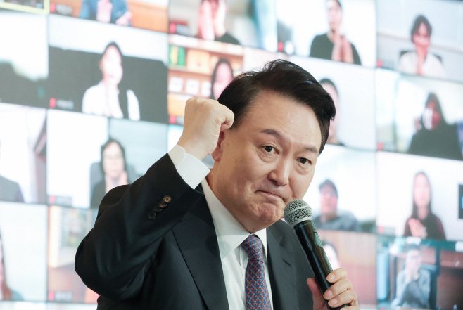 윤석열 대통령, 민생토론회 참석자 격려