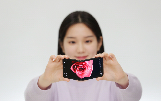 사진1. 삼성디스플레이의 '플렉스 인앤아웃'