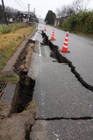 지진으로 크게 갈라진 시카마치 도로