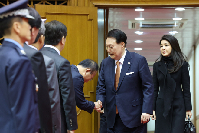 윤재옥 원내대표와 인사하는 윤석열 대통령