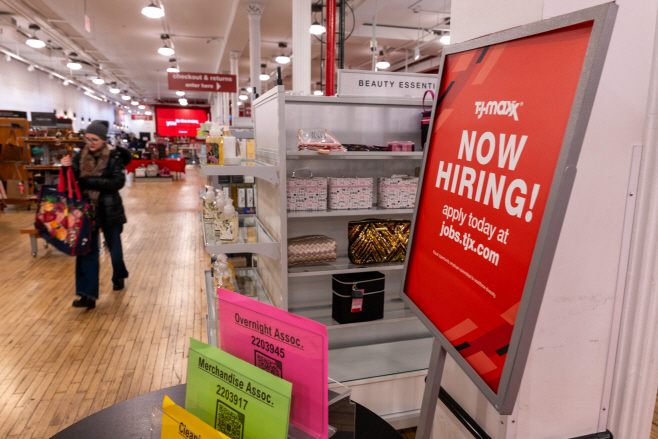 US-U.S.-JOB-GAINS-BEAT-EXPECTATIONS-AS-UNEMPLOYMENT-HOLDS-STEADY