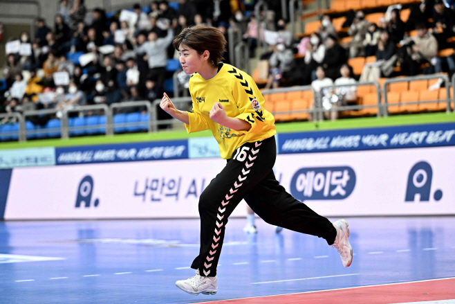 세이브 후 주먹을 불끈 쥔 인천광역시청 이가은