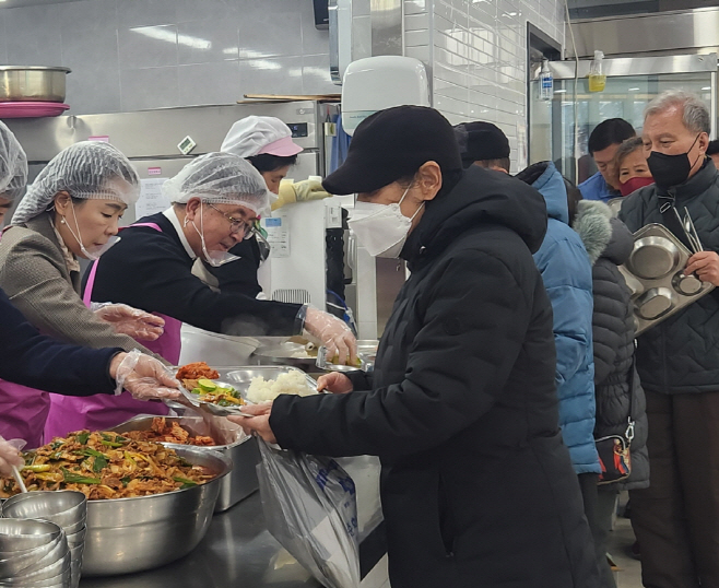 장상길 포항시 부시장은 8일 창포종합사회복지관을 방문해 무