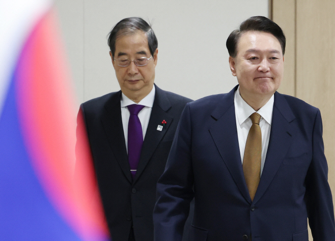국무회의 입장하는 윤석열 대통령과 한덕수 총리