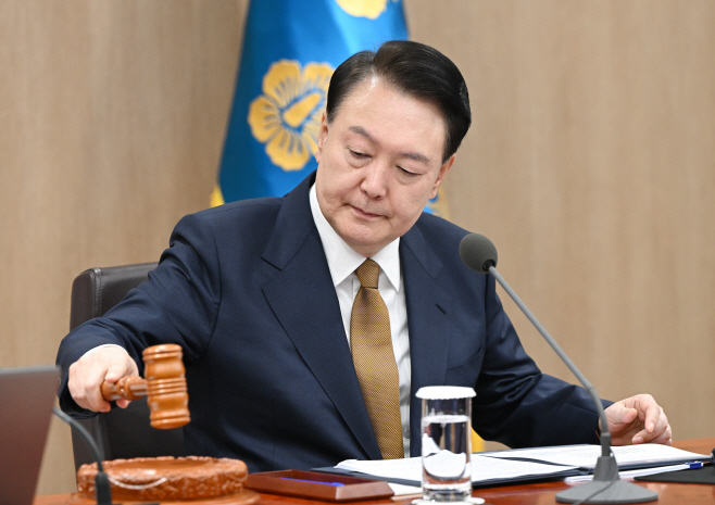 의사봉 두드리는 윤석열 대통령