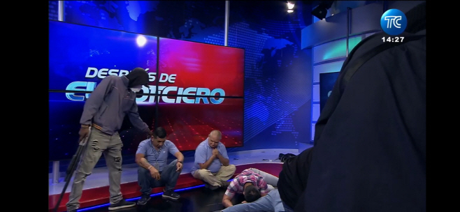 에콰도르 TV 생방송 중 스튜디오 난입한 괴한들