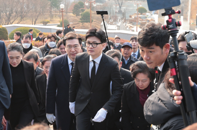 경호 속에 이동하는 한동훈 비대위원장<YONHAP NO-2288>