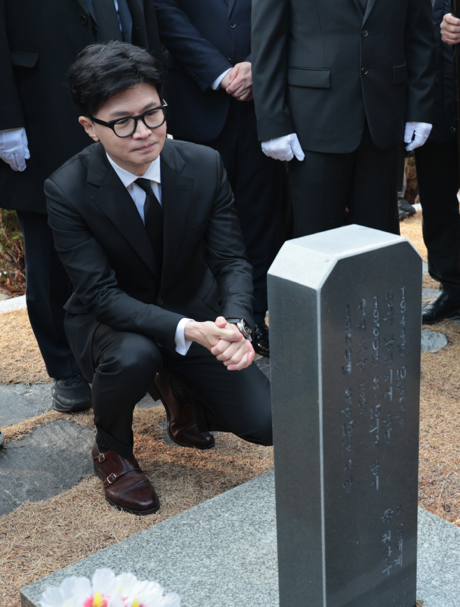김주열 열사 가묘 바라보는 한동훈 비대위원장<YONHAP NO-2289>