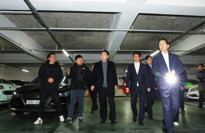 1기 신도시 아파트 지하주차장 점검하는 윤석열 대통령