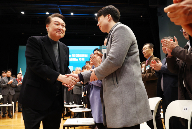 민생토론회 참석자와 인사하는 윤석열 대통령