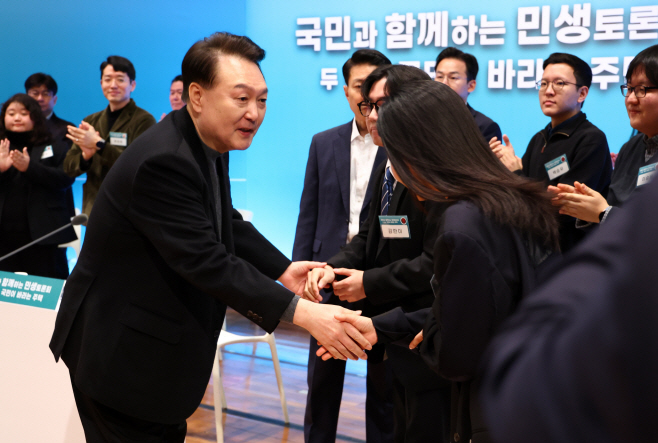 민생토론회 참석자와 인사하는 윤석열 대통령